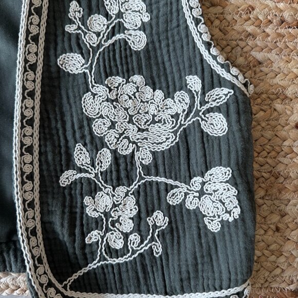 ZARA Embroidered Waistcoat – Size M (Ref. 6318/042/505) - Picture 9 of 16